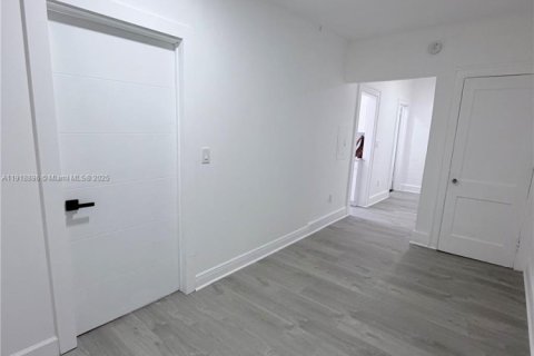 House in Miami, Florida 1 bedroom № 1974302 - photo 10