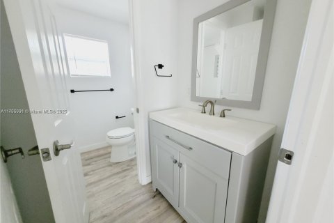 Commercial property in Miami, Florida 186.08 sq.m. № 1863797 - photo 8