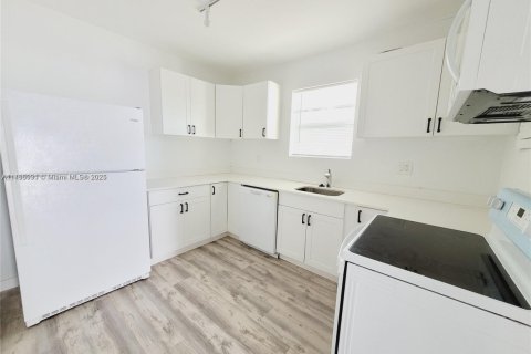 Commercial property in Miami, Florida 186.08 sq.m. № 1863797 - photo 6