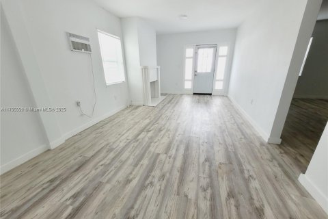 Commercial property in Miami, Florida 186.08 sq.m. № 1863797 - photo 4