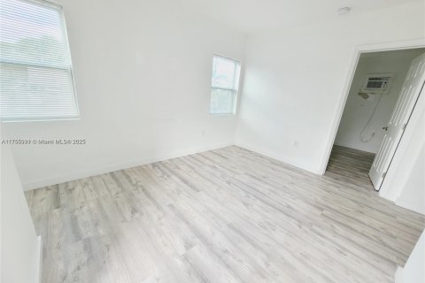Commercial property in Miami, Florida 186.08 sq.m. № 1863797 - photo 12