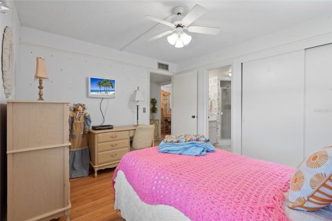 Condo in Largo, Florida, 2 bedrooms  № 1917978 - photo 12