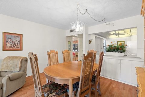 Condo in Largo, Florida, 2 bedrooms  № 1917978 - photo 9