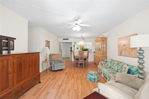 Condo in Largo, Florida, 2 bedrooms  № 1917978 - photo 13