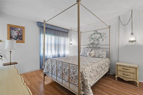 Condo in Largo, Florida, 2 bedrooms  № 1917978 - photo 15