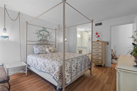 Condo in Largo, Florida, 2 bedrooms  № 1917978 - photo 17