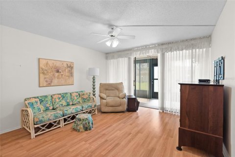Condo in Largo, Florida, 2 bedrooms  № 1917978 - photo 21