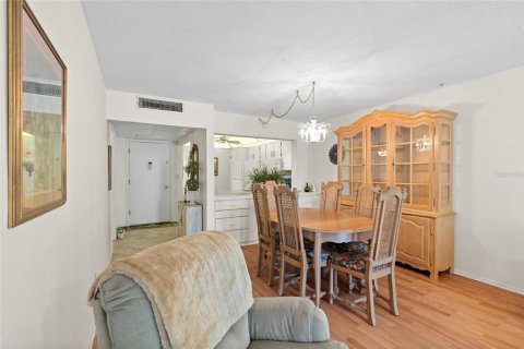 Condo in Largo, Florida, 2 bedrooms  № 1917978 - photo 14