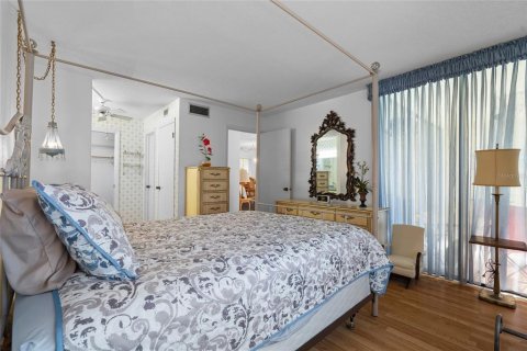 Condo in Largo, Florida, 2 bedrooms  № 1917978 - photo 16