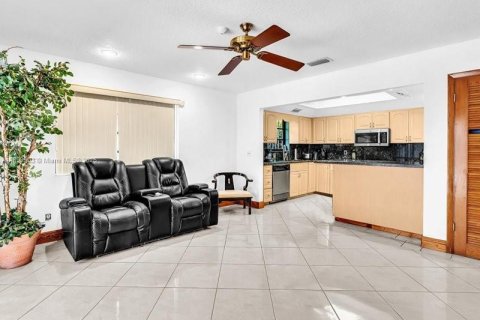 Casa en venta en Fort Lauderdale, Florida, 3 dormitorios, 197.88 m2 № 1966092 - foto 28