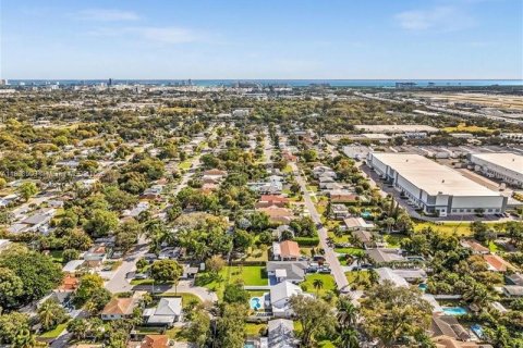 Casa en venta en Fort Lauderdale, Florida, 3 dormitorios, 197.88 m2 № 1966092 - foto 7