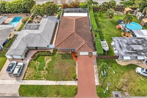 Casa en venta en Fort Lauderdale, Florida, 3 dormitorios, 197.88 m2 № 1966092 - foto 3
