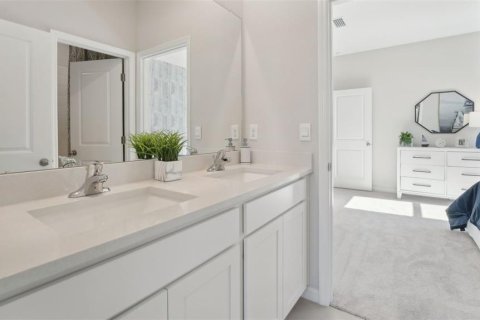 Casa en venta en Zephyrhills, Florida, 4 dormitorios, 259.57 m2 № 1905147 - foto 6