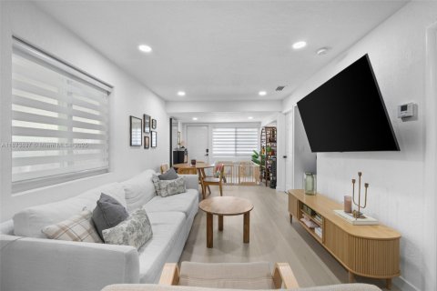 Villa ou maison à vendre à Miami, Floride: 3 chambres, 96.25 m2 № 1928128 - photo 3