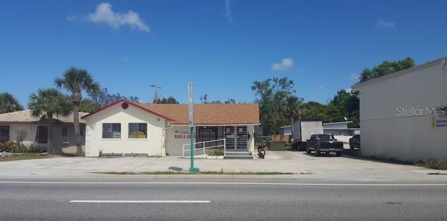 Commercial property in Titusville, Florida № 1717207