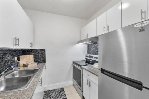 Снять в аренду квартиру в Майами, Флорида 1 спальня, 78.97м2, № 1957566 - фото 4