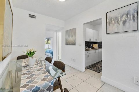 Снять в аренду квартиру в Майами, Флорида 1 спальня, 78.97м2, № 1957566 - фото 5