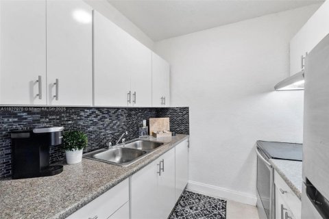 Снять в аренду квартиру в Майами, Флорида 1 спальня, 78.97м2, № 1957566 - фото 3