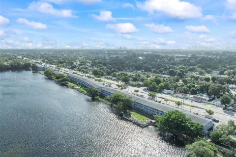 Снять в аренду квартиру в Майами, Флорида 1 спальня, 78.97м2, № 1957566 - фото 1