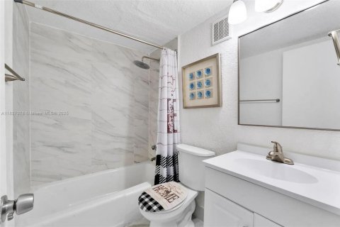 Снять в аренду квартиру в Майами, Флорида 1 спальня, 78.97м2, № 1957566 - фото 8