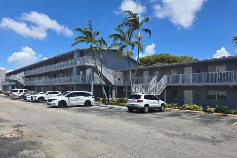 Снять в аренду квартиру в Майами, Флорида 1 спальня, 78.97м2, № 1957566 - фото 2