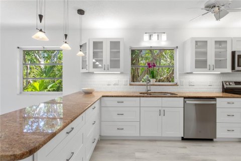 Condo in Longboat Key, Florida, 2 bedrooms № 2098397 - photo 21