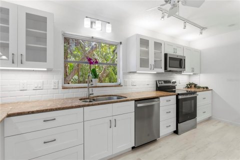 Condo in Longboat Key, Florida, 2 bedrooms № 2098397 - photo 23