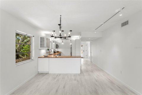 Condo in Longboat Key, Florida, 2 bedrooms № 2098397 - photo 19