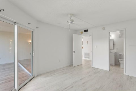 Condo in Longboat Key, Florida, 2 bedrooms № 2098397 - photo 11