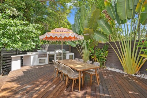 House in Miami, Florida 5 bedrooms, 486.53 sq.m. № 2340414 - photo 19