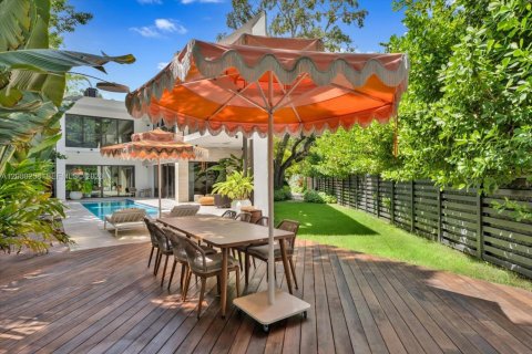 House in Miami, Florida 5 bedrooms, 486.53 sq.m. № 2340414 - photo 20