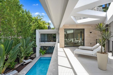 House in Miami, Florida 5 bedrooms, 486.53 sq.m. № 2340414 - photo 29