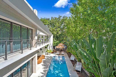 House in Miami, Florida 5 bedrooms, 486.53 sq.m. № 2340414 - photo 30