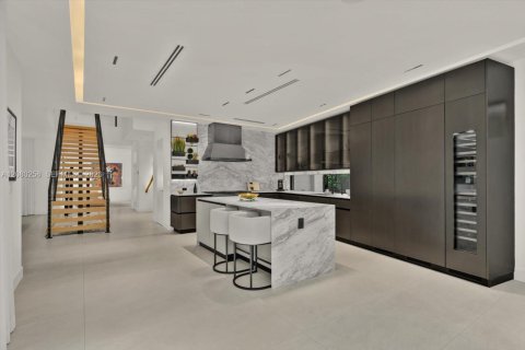 House in Miami, Florida 5 bedrooms, 486.53 sq.m. № 2340414 - photo 10