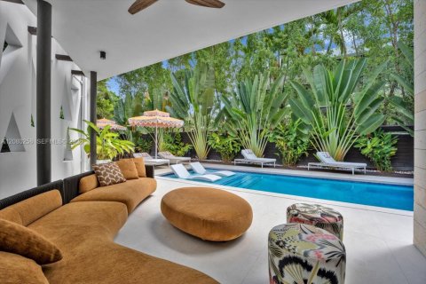 House in Miami, Florida 5 bedrooms, 486.53 sq.m. № 2340414 - photo 18