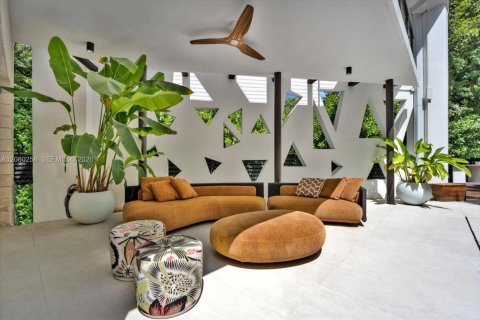 House in Miami, Florida 5 bedrooms, 486.53 sq.m. № 2340414 - photo 17
