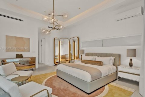 House in Miami, Florida 5 bedrooms, 486.53 sq.m. № 2340414 - photo 25