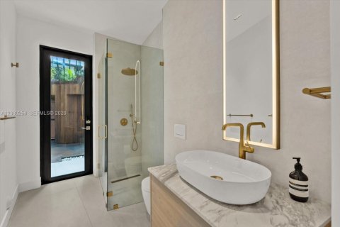 House in Miami, Florida 5 bedrooms, 486.53 sq.m. № 2340414 - photo 23