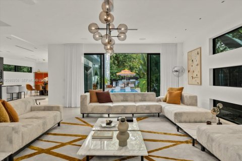 House in Miami, Florida 5 bedrooms, 486.53 sq.m. № 2340414 - photo 8