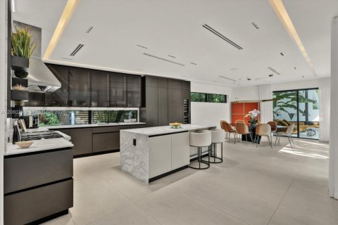 House in Miami, Florida 5 bedrooms, 486.53 sq.m. № 2340414 - photo 9