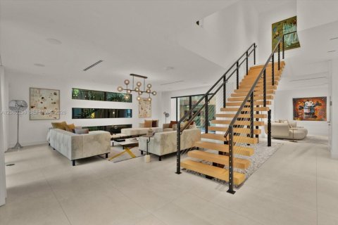 House in Miami, Florida 5 bedrooms, 486.53 sq.m. № 2340414 - photo 4