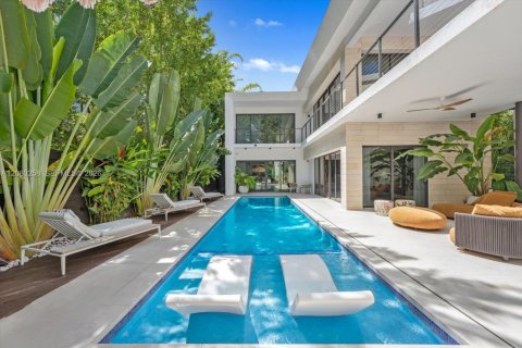 House in Miami, Florida 5 bedrooms, 486.53 sq.m. № 2340414 - photo 16