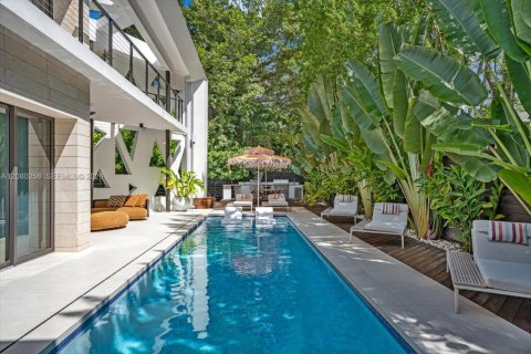 House in Miami, Florida 5 bedrooms, 486.53 sq.m. № 2340414 - photo 15