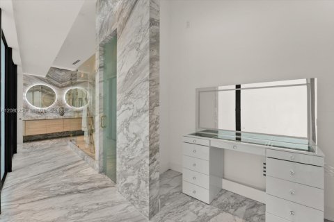 House in Miami, Florida 5 bedrooms, 486.53 sq.m. № 2340414 - photo 28