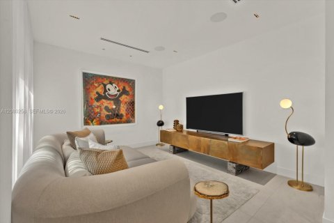 House in Miami, Florida 5 bedrooms, 486.53 sq.m. № 2340414 - photo 5