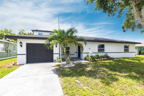 Casa en venta en Saint Petersburg, Florida, 3 dormitorios, 178.84 m2 № 1857872 - foto 1