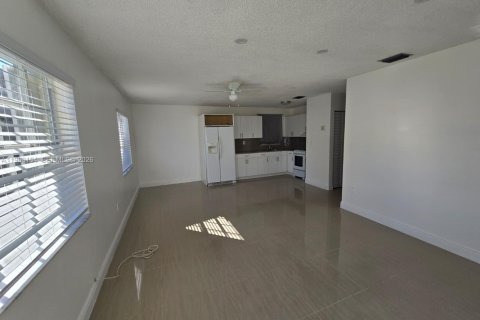 Casa en alquiler en Miami Gardens, Florida, 2 dormitorios, 203.73 m2 № 2026264 - foto 4