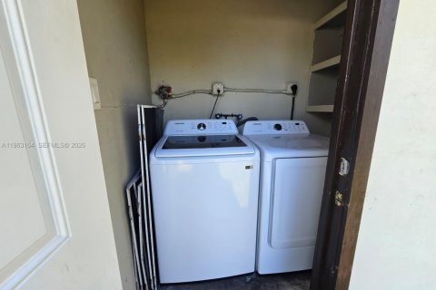 Casa en alquiler en Miami Gardens, Florida, 2 dormitorios, 203.73 m2 № 2026264 - foto 15