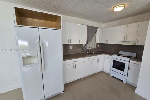 Casa en alquiler en Miami Gardens, Florida, 2 dormitorios, 203.73 m2 № 2026264 - foto 2