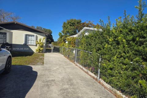 Casa en alquiler en Miami Gardens, Florida, 2 dormitorios, 203.73 m2 № 2026264 - foto 18